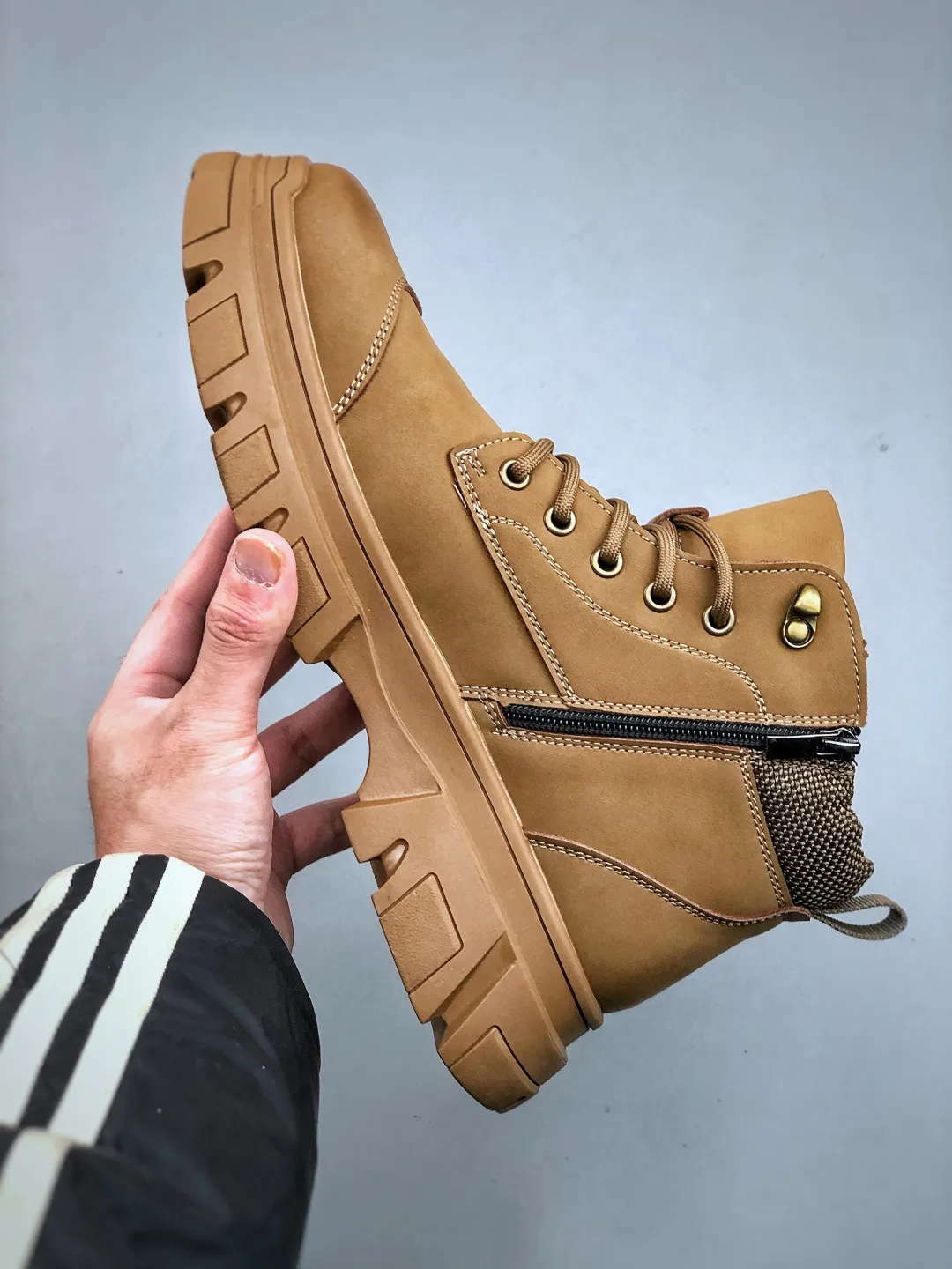 Pick up locally 💰 520, support in-store Timberland/Timberland classic 25ss new high-top (plus velvet) Classic re-engineered brand new upgrade Guangdong factory quality Original box original packaging The fabric is made of top Italian frosted cowhide with anti-odor and anti-corrosion genuine leather latex insoles to give you a perfect wearing experience High-quality and durable, a must-have for sportsmen Specially designed to treat those who are not handsome High-quality feet with first-class feel Exclusive supply Official item number: TB23066 Size: 39 40 41 42 43 44